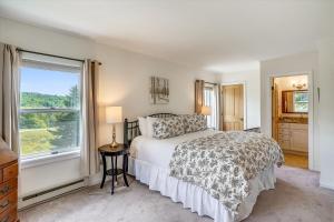 a bedroom with a bed and a window at Lodge Condo 4 in Stowe Fork
