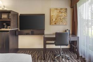 TV a/nebo společenská místnost v ubytování Best Western Wayside Inn