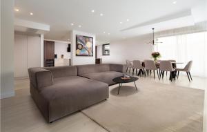 un soggiorno con divano e sala da pranzo di Beautiful Apartment In Malinska a Malinska