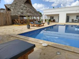 Bazén v ubytování Diamond White Resort nebo v jeho okolí