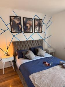 a bedroom with a bed with blue arrows on the wall at MVPs Snug Urban Hideaway in Manchester