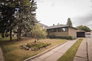 een huis met een tuin met een huis bij Play & Stay - Downtown Sleeps 10 in Edmonton