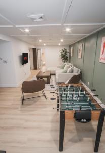een woonkamer met een foosbal op een tafel bij Play & Stay - Downtown Sleeps 10 in Edmonton