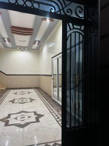 Oued LaouにあるIrmisのタイルフロアの客室で、ガラスドアが付いています。