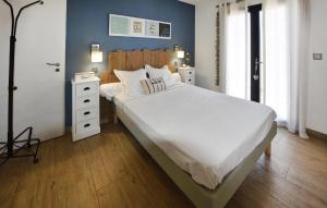Un dormitorio con una gran cama blanca y una pared azul. en Maison Avec Piscine Privée, en Monteux 16 fotos más