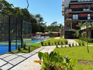 an image of a swimming pool at a building at Departamento en Luque cerca a Asunción 210 in Luque