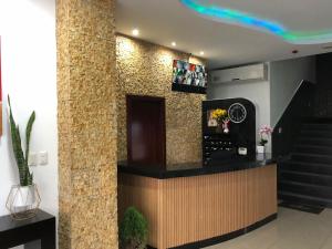 a lobby with a bar with a stone wall at Corona Real Hotel in Guayaquil