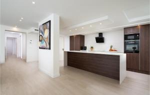 un soggiorno con cucina e bancone di Beautiful Apartment In Malinska a Malinska