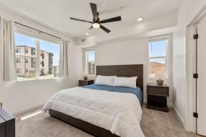 Un dormitorio con una cama y un ventilador de techo. en Comfort at Cliff Side condo, en Hurricane