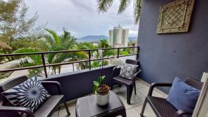 a balcony with chairs and a table with a view at Luxury Modrn Apartment, w/amazing view, 3BR,Escalon,Exclus,Secur in San Salvador