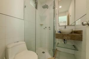 a bathroom with a shower and a toilet and a sink at Edificio Morros 3 in Cartagena de Indias