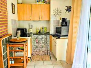 Dapur atau dapur kecil di MarinaDream - Sea-Facing Studio