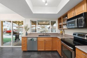 Una cocina o cocineta en Perfect Getaway! Paradise With Free Heated Pool