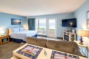 Ένα ή περισσότερα κρεβάτια σε δωμάτιο στο Oceanfront Studio - Sleeps 4 - Ground Floor - Pool and Hot Tub