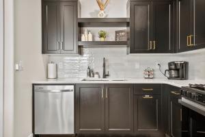 eine Küche mit dunkelbraunen Schränken und einem Waschbecken in der Unterkunft Modern Loft Getaway 25 Min to Zion, Walk to Food and Parks in Hurricane + 16 Fotos
