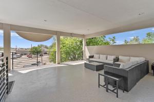 ein Wohnzimmer mit Couch und Balkon in der Unterkunft Modern Loft Getaway 25 Min to Zion, Walk to Food and Parks in Hurricane