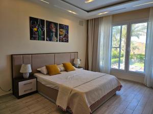 Giường trong phòng chung tại Luxury Vip Vella Marina 6