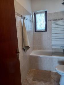ein Badezimmer mit Badewanne und Waschbecken in der Unterkunft Apartments with parking spaces Zadar - Diklo, Zadar - 5809 in Zadar