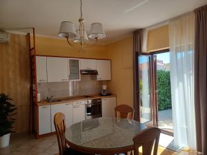 Küche/Küchenzeile in der Unterkunft Apartments with parking spaces Zadar - Diklo, Zadar - 5809