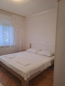 Postel nebo postele na pokoji v ubytování Apartments with parking spaces Palit, Rab - 14610
