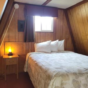 Postel nebo postele na pokoji v ubytování The Ranch Motel