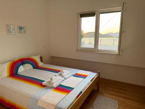 Letto o letti in una camera di 2 bed Comfy Gem: Functional, Ideal Location, Steps to the Beach