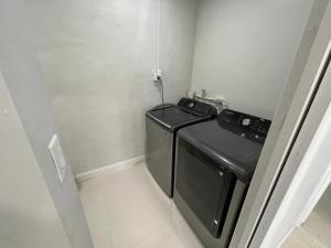 マイアミ・ガーデンズにあるSpacious 4BR Home 5 Min from Hard Rock Stadiumのギャラリーの写真