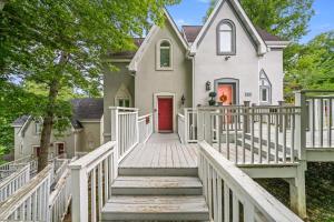 Forge Chalet- Cozy Stay with Bunks, Views and Hot Tub