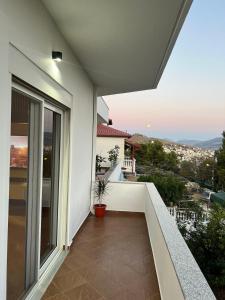- Balcón con vistas a una casa en M&A Apartment II, en Sarandë 22 fotos más