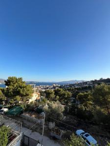 vistas a una ciudad con árboles y un cielo azul en M&A Apartment II, en Sarandë