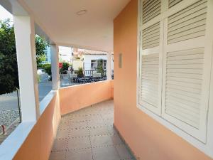 a hallway of a building with an open window at Vivenda Paraíso, Charming house on the Plateau in Praia