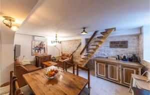 Una sala de estar con una mesa y una escalera. en Gorgeous Home In Okrug Gornji, en Trogir