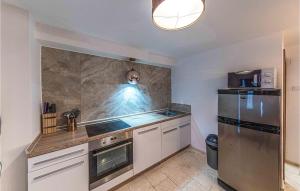 una cocina con una persona tomando una foto en Gorgeous Home In Okrug Gornji, en Trogir 29 fotos más