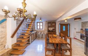 cocina con mesa de madera y escalera de caracol en Gorgeous Home In Okrug Gornji, en Trogir