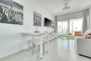 Televízia a/alebo spoločenská miestnosť v ubytovaní Monarca House, Senator
