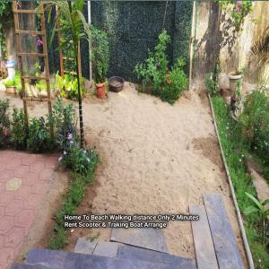Zahrada ubytování Arundekar Home Stay In 3 Minutes Walk Beach AC Room