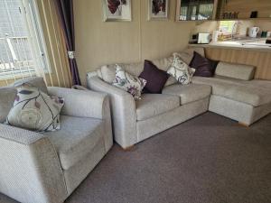 Χώρος καθιστικού στο The Elegant Escape Clarach Bay Pet Friendly 2 Bed Caravan