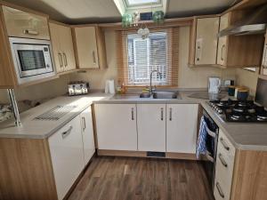 Η κουζίνα ή μικρή κουζίνα στο The Elegant Escape Clarach Bay Pet Friendly 2 Bed Caravan