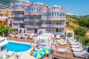 多布拉沃达皇家海岸住宿酒店的带游泳池的酒店和度假村