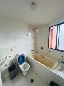 ein Badezimmer mit Badewanne, Toilette und Waschbecken in der Unterkunft Hermoso Depto in La Playa Bejarano