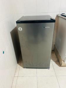 ein Mülleimer auf dem Boden in einem Zimmer in der Unterkunft Hermoso Depto in La Playa Bejarano