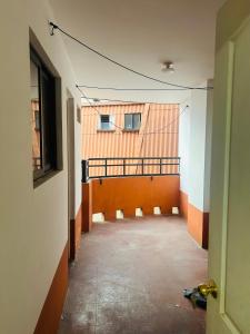 einen leeren Flur eines Gebäudes mit Balkon in der Unterkunft Hermoso Depto in La Playa Bejarano + 3 Fotos