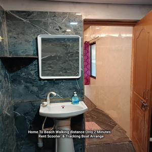 Koupelna v ubytování Arundekar Home Stay In 3 Minutes Walk Beach AC Room