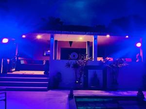 Una casa con luces azules y moradas y escaleras. en Surya Villa, en Ko Pha Ngan 200 fotos más