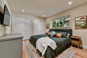 Forest KnollsにあるSpacious Cozy and Renovated Mountain Retreatのベッドと窓のある寝室