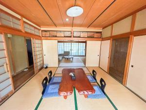 ein Esszimmer mit Tisch und Stühlen in der Unterkunft 癒しの宿 Villa ZEN 讃岐白鳥 in Higashikagawa