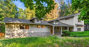 Forest KnollsにあるSpacious Cozy and Renovated Mountain Retreatの石壁白家