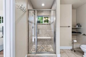 Forest KnollsにあるSpacious Cozy and Renovated Mountain Retreatの浴室のガラス扉付きシャワー +48枚の写真