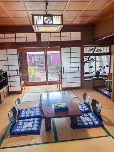 ein Raum mit einem Tisch und Stühlen in einem Raum in der Unterkunft 癒しの宿 Villa ZEN 讃岐白鳥 in Higashikagawa + 44 Fotos