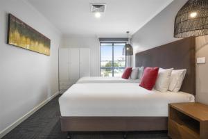 Llit o llits en una habitació de Doncaster Apartments by Nightcap Plus